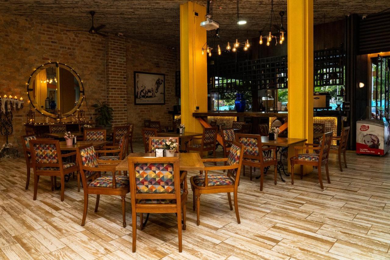 Hotel El Meson Ла-Дорада Екстер'єр фото